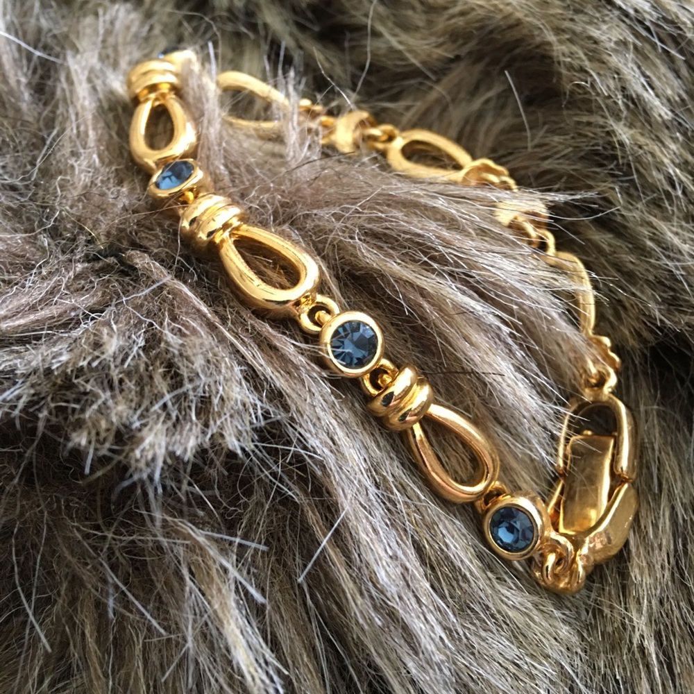 Shiny gold tone rope design rhinestone bracelet